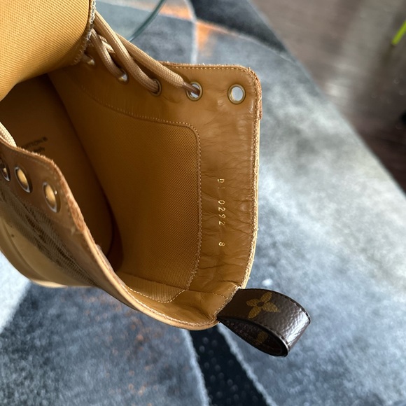 Worn two times. Very comfortable - Picture 1 of 7